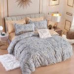 Lenjeriile de pat din finet sunt populare datorită texturii lor moi și confortabile, care oferă o senzație plăcută la atingere.