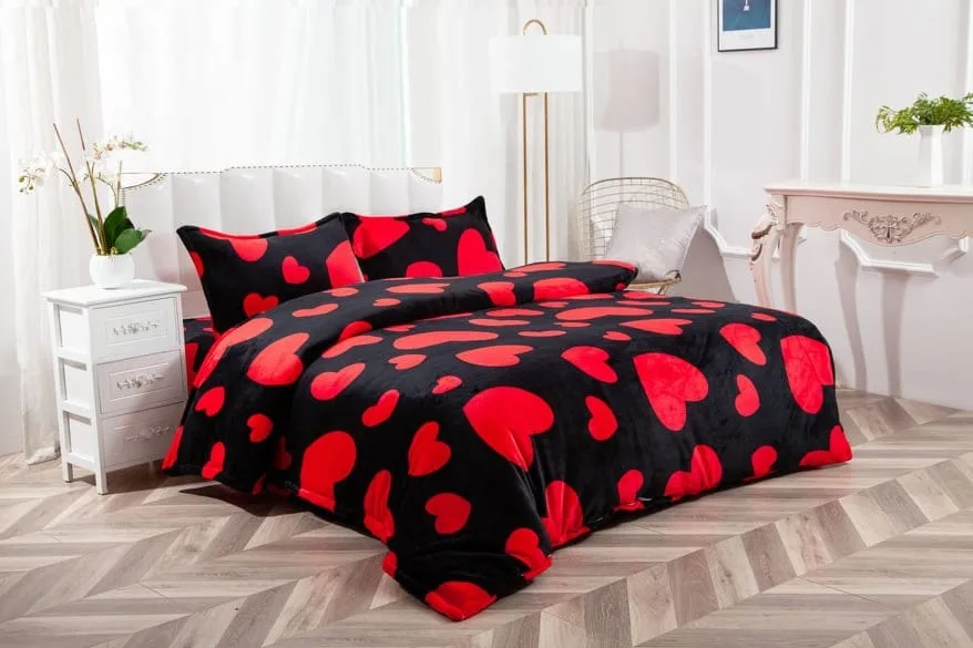 Lenjerie Cocolino ,Super Pufoasa , Pat Dublu 4 piese, Negru-inimioare rosii CC023