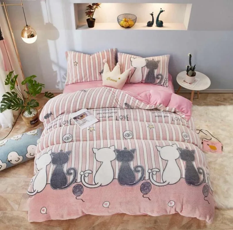 Lenjerie Cocolino cu Elastic, Super Pufoasa 4 piese, Jojo Home, Roz-Multicolor, pisicute