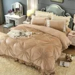 Lenjerie pat dublu, Catifea Deluxe, cu pliuri brodate, 4 piese, Jojo Home, Bej