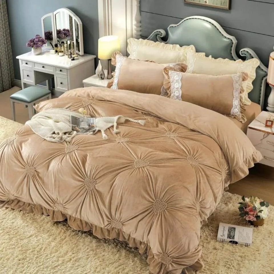 Lenjerie pat dublu, Catifea Deluxe, cu pliuri brodate, 4 piese, Jojo Home, Bej