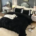 Lenjerie pat dublu, Catifea Deluxe, cu pliuri brodate, 4 piese, Jojo Home, Negru