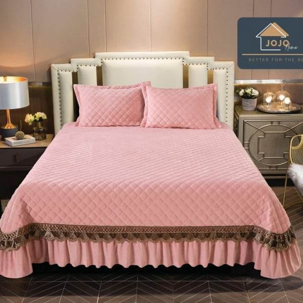 Cuvertura pat dublu, 3 piese, Catifea Matlasata cu Broderie Aurie, 220x240cm, JoJo, Roz