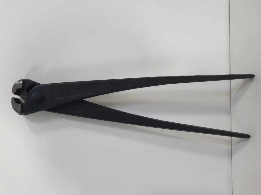 Cleștii fierar betonist reprezintă unelte de mână esențiale în construcții