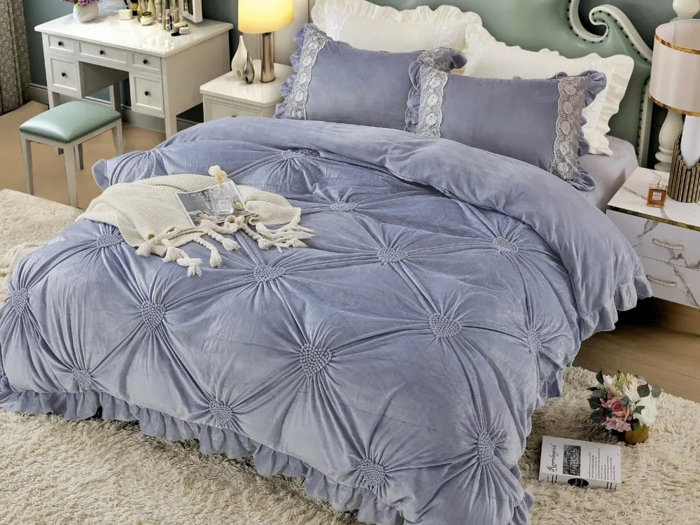Lenjerie pat dublu, Catifea Deluxe, cu pliuri brodate, 4 piese, Jojo Home, Gri